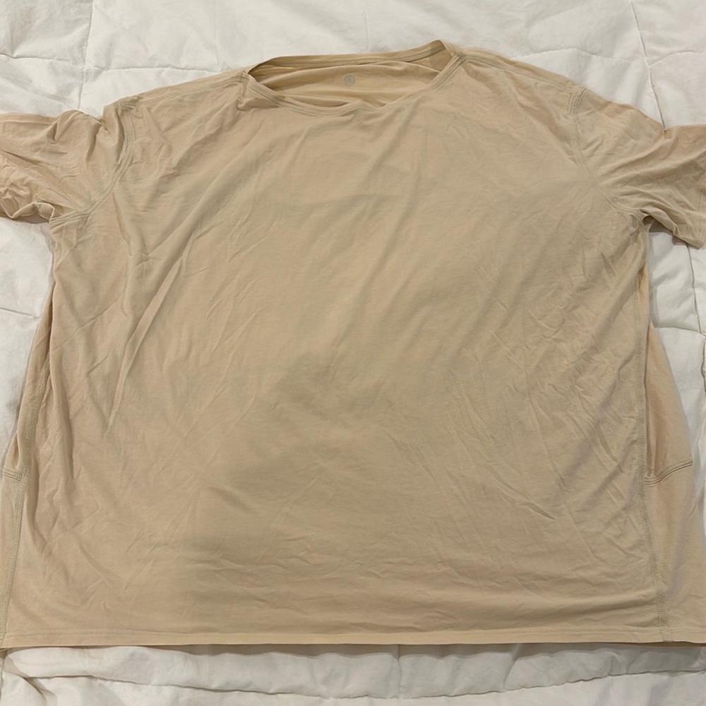 EUC Lululemon back in action boatneck t shirt no size dot color Prosecco?
